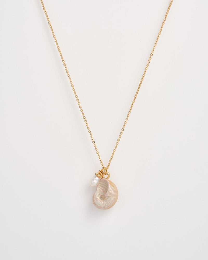 Sea Snail Shell and Pearl Short Necklace